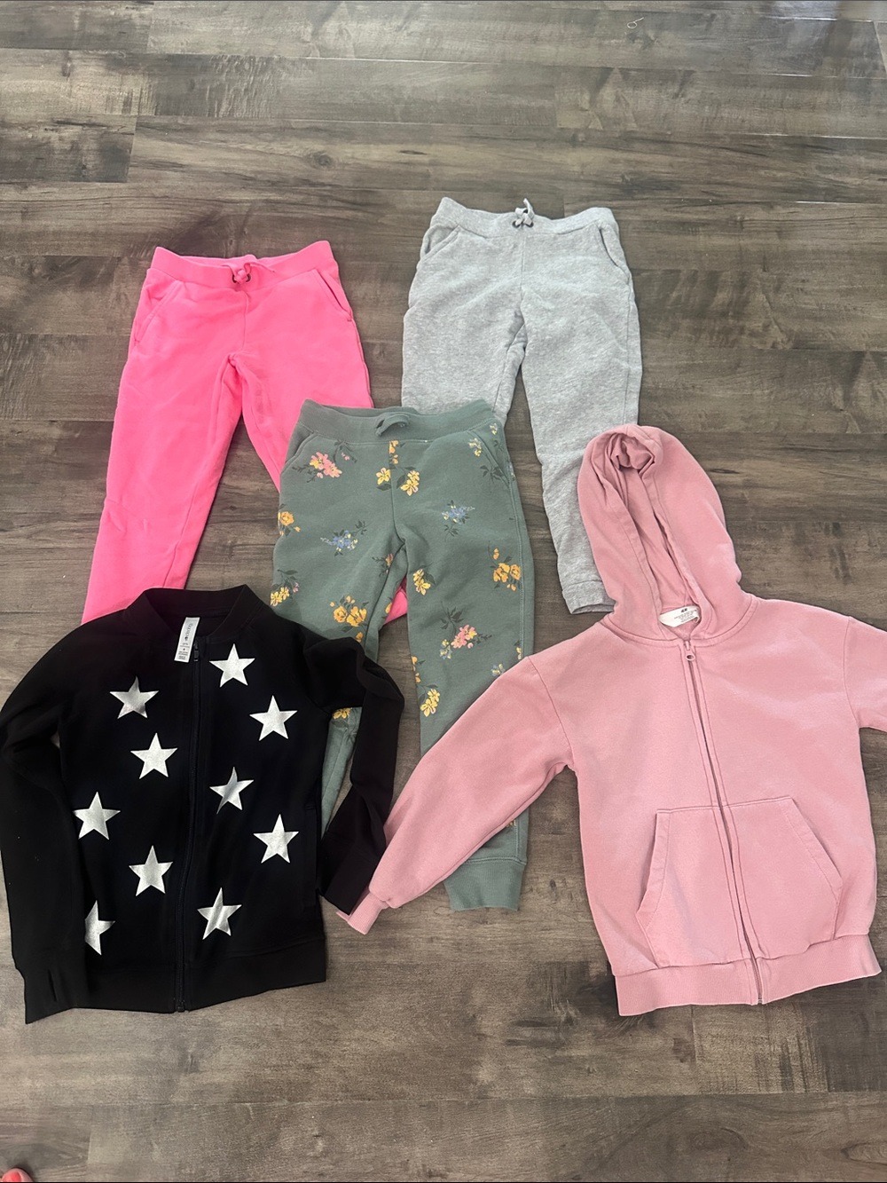 Size 6x girl 3 Carters/Osh K joggers, 1 Ideology sweatshirt, 1 H&M sweatshirt.
